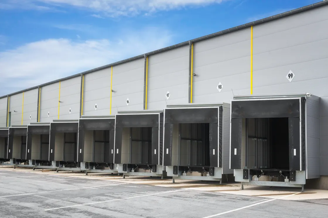 Logistikzentrum mit zahlreichen Laderampen und großen Betriebsflächen