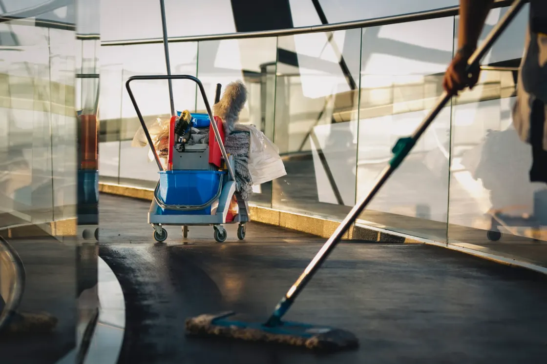 Professionelle Unterhaltsreinigung in einem modernen Gewerbeobjekt