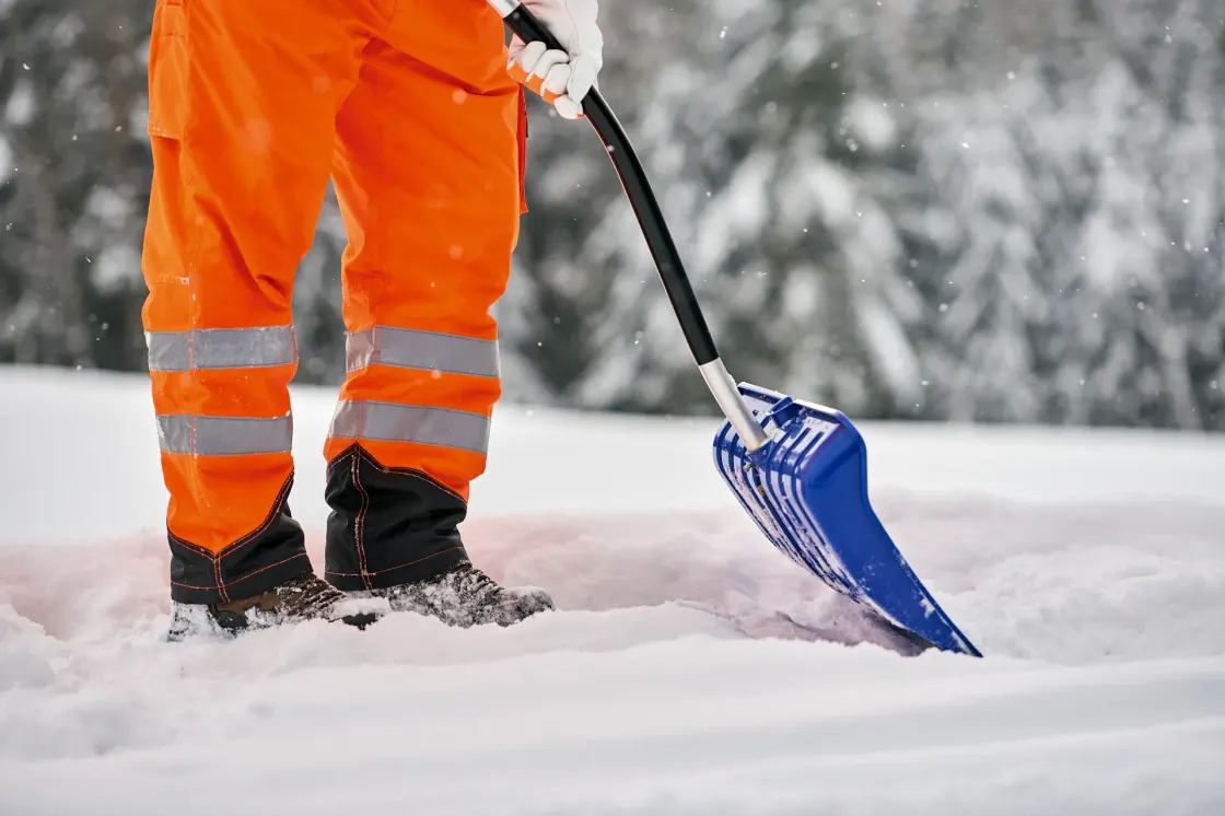 Professioneller Winterdienst beim Räumen einer gewerblich genutzten Fläche