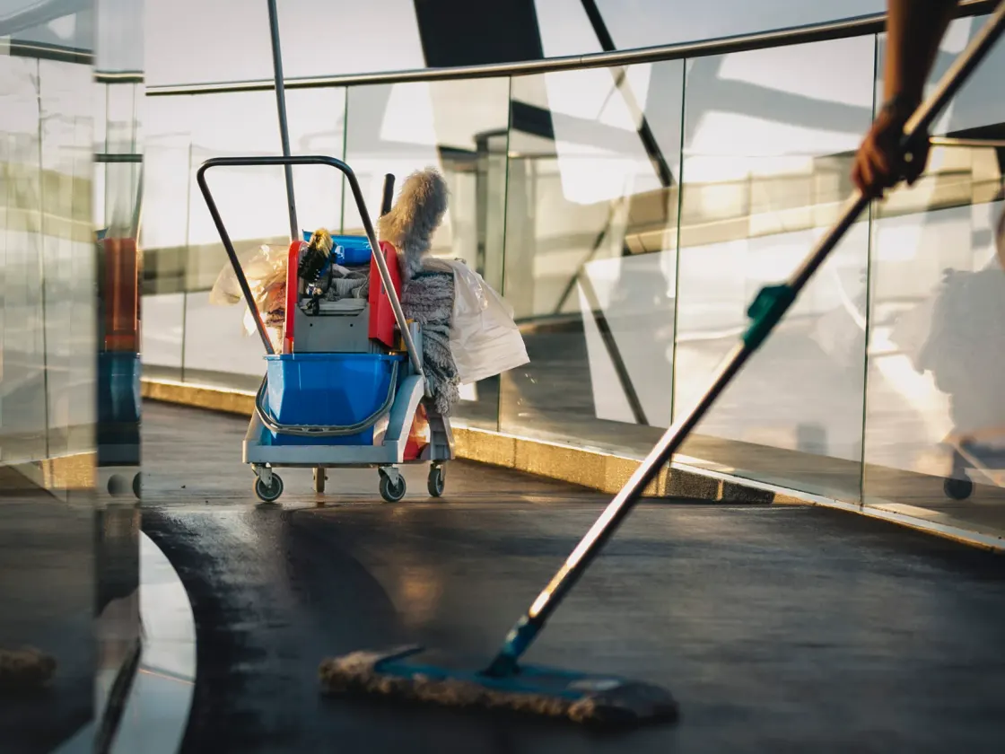 Professionelle Unterhaltsreinigung in einem modernen Gewerbeobjekt